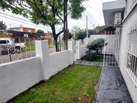 Casa 6 ambientes con 2 baños