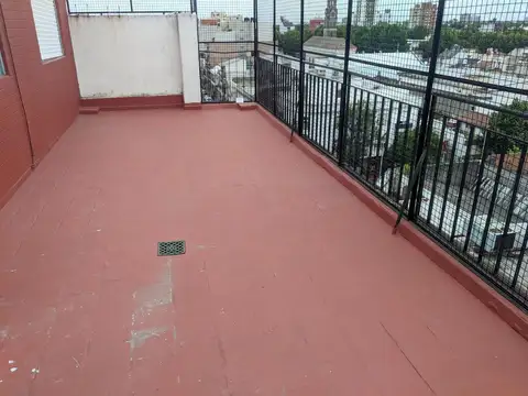 Depto: 3 amb. Frente. Balcón terraza de 8 x 4. Cocina y baño completos.