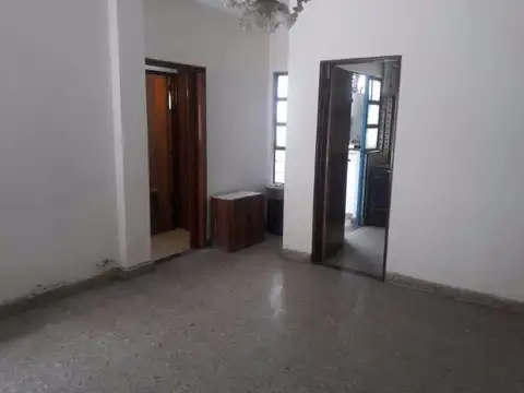 2°piso por escalera   MUY AMPLIO   2 AMBIENTES LUMINOSO y VENTILADO  Con Lavadero