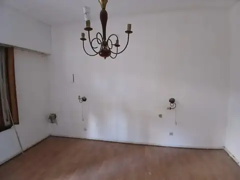 Venta de Casa a refaccionar, con patio y terraza en Versalles