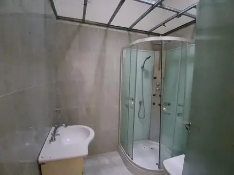 Venta de Casa 3 ambientes a refaccionar, con patio y terraza en Versalles