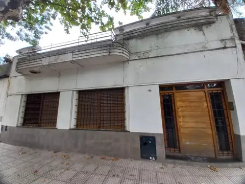 Venta de Casa a refaccionar, con patio y terraza en Versalles