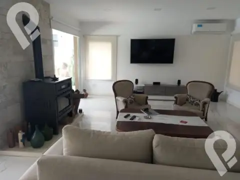 Casa 5 ambientes con 4 baños