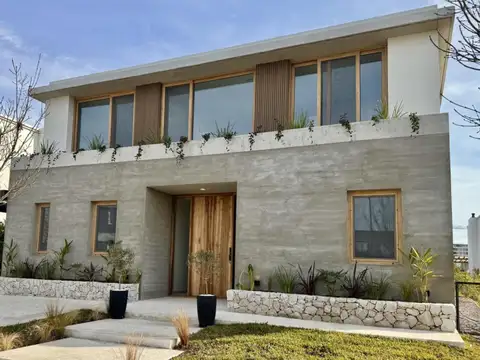 Impecable y Moderna Casa en Venta en Carpinchos - Nordelta