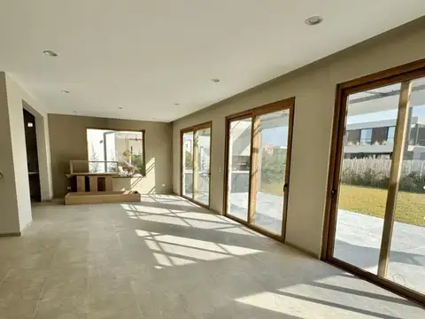 Impecable y Moderna Casa en Venta en Carpinchos - Nordelta