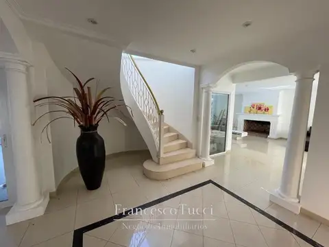 Casa 6 ambientes con 8 baños