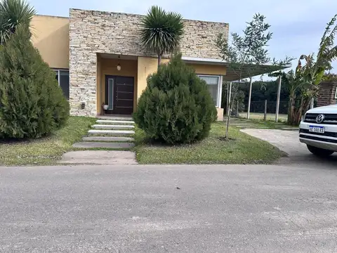 Alquiler casa barrio La Angelica, 5 amb/pileta