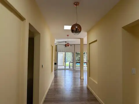 Casa en Alquiler con 2 cocheras