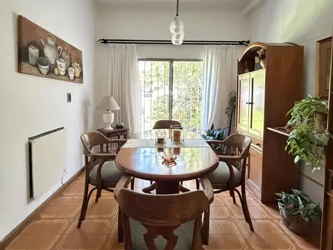Excelente Casa 4 ambientes con jardín, 2 cocheras, terraza en hermoso Barrio Lomas