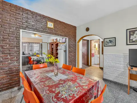 Casa 6 ambientes con 2 baños