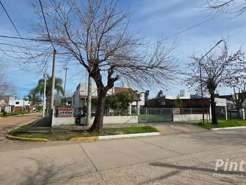 Casa con amplio lote en esquina sobre Centenario. SAN JOSE.