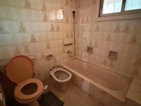 Venta casa 6 ambientes en Bernal Oeste, quincho y parrilla