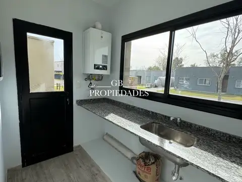 Casa 4 ambientes con 2 baños