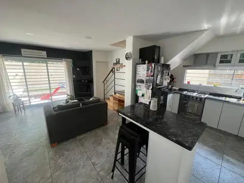 Casa de 4 ambientes con cocheras.