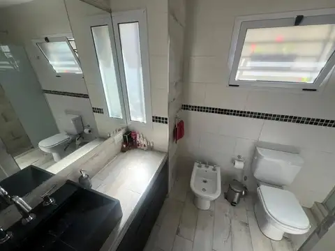 Casa de 4 ambientes con cocheras.