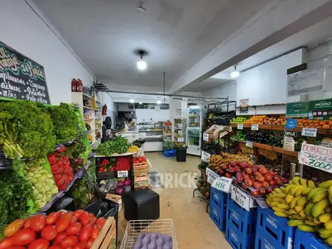 LOCAL A LA CALLE EN SARANDI Y AV. RIVADAVIA - 61 M2 2 BAÑOS