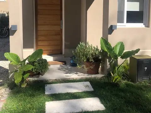 Casa en Alquiler con 1 cochera