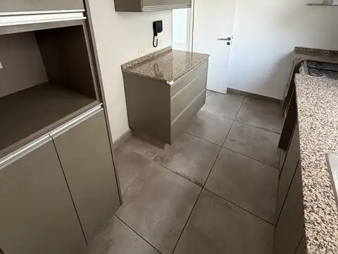 Departamento 2 ambientes con, balcón, vestidor, baño en suite, cochera y baulera – 25 de Mayo 840