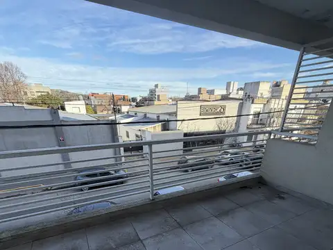 Departamento 2 ambientes con, balcón, vestidor, baño en suite, cochera y baulera – 25 de Mayo 840