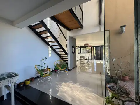 Casa 8 ambientes con 3 baños
