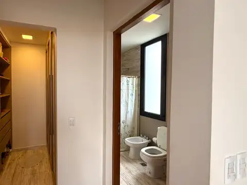 Casa 8 ambientes con 4 baños