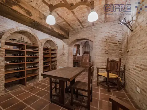 Casa en venta 4 suites, jardín piscina quincho bodega subterránea, 4 cocheras, 5 años de antigüedad