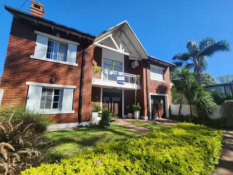 Venta Casa Rosario Fisherton tradicional Pileta Cochera doble. Caldera.  Excelente estado.