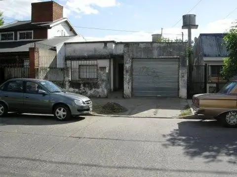 ¡Retasada! Casa a reciclaren el centro de Escobar. Ideal emprendimiento.