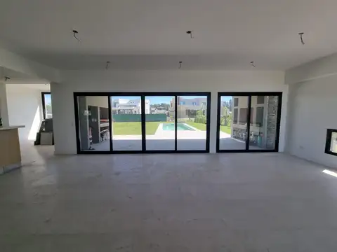 Casa 5 ambientes con 2 baños