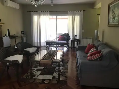 Casa 8 ambientes con 3 baños
