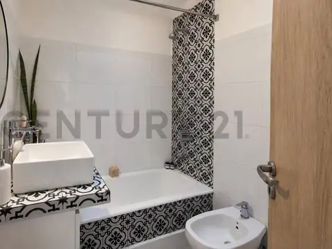 Ph de 1 Dormitorio Refaccionado a Nuevo con Patio en Venta en La Plata