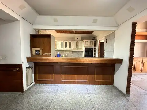 Chalet en primer piso con local comercial en 12 de Octubre