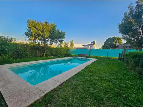 VENTA - CASA DE TRES DORMITORIOS CON PILETA - FUNES TOWN - APTA CRÉDITO