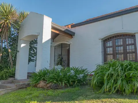 Casa 6 ambientes con 2 baños