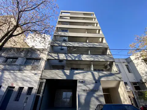 VENTA COCHERA DESCUBIERTA EN FLORES