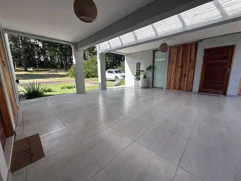 Casa 6 ambientes con 2 baños
