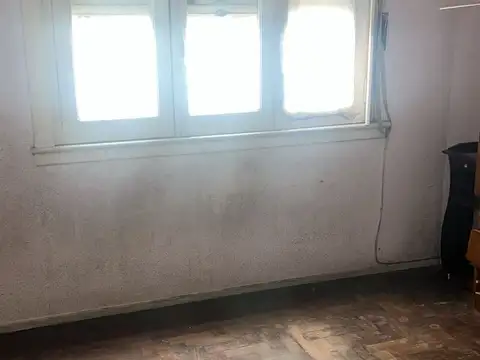 3 AMBIENTES, 1° PISO POR ESCALERA CON TERRAZA A REFACCIONAR