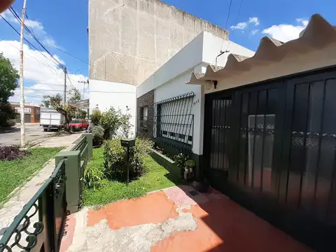 Casa multifamiliar con cochera y jardín en lomas del mirador