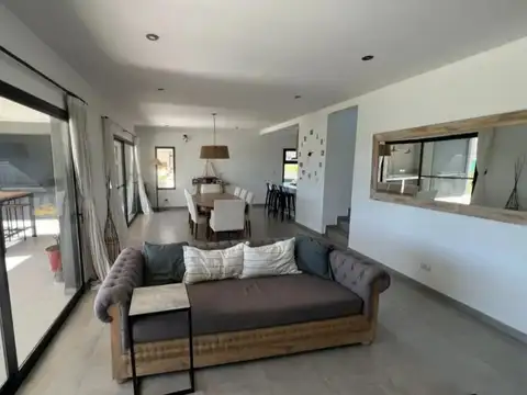 Casa en Venta con 5 cocheras