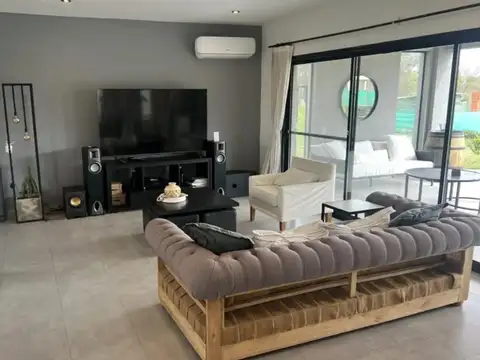 Casa en Venta en Pilar Del Este, USD 245.000