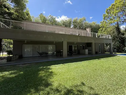Casa en Venta con 2 cocheras