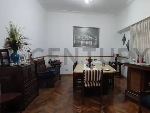 VENTA CASA DE 4 AMBIENTES CON PATIO Y TERRAZA, EN VILLA DEL PARQUE