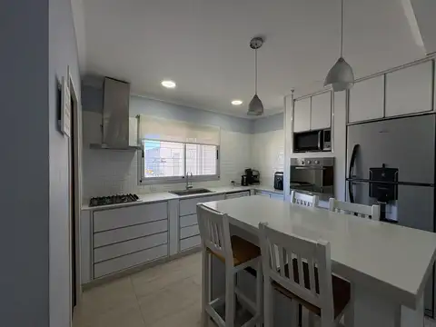 Depto Tipo Casa en Venta en Villa Elvira, USD 142.000