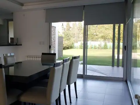 Casa en Alquiler en Funes, USD 2.400