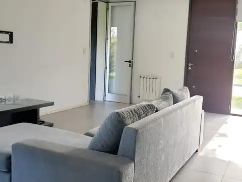 CASA DE 3 DORMITORIOS EN ALQUILER FUNES BARRIO CERRADO