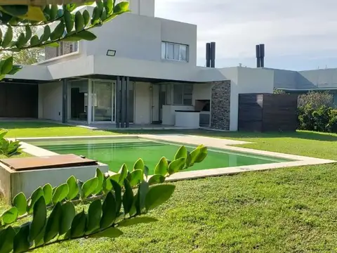 CASA DE 3 DORMITORIOS EN ALQUILER FUNES BARRIO CERRADO