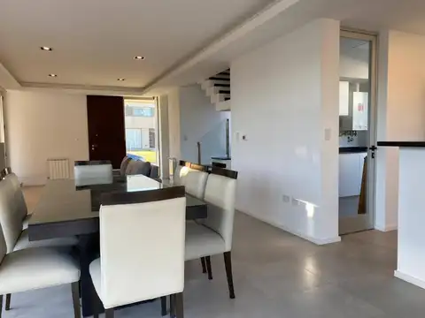 CASA DE 3 DORMITORIOS EN ALQUILER FUNES BARRIO CERRADO