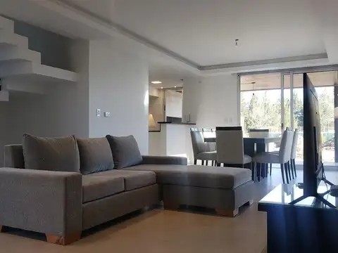 Casa en Alquiler con 2 cocheras