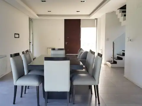 Casa en Alquiler con 2 cocheras