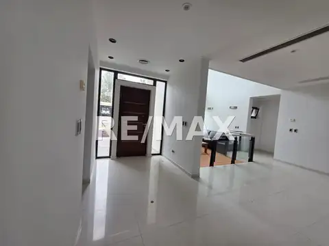 Casa en Alquiler con 2 cocheras